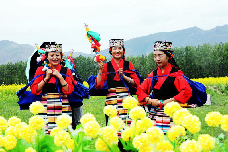 笑靨如花的群眾。洛?？酥閿z