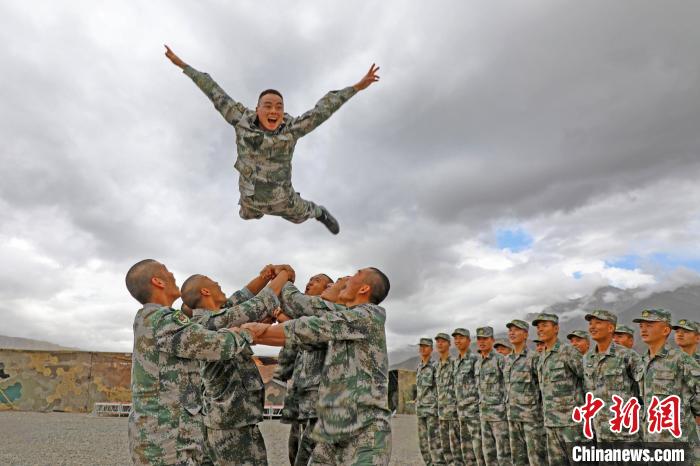 新兵進(jìn)行“空中燕子飛”?！⊥貔i程 攝