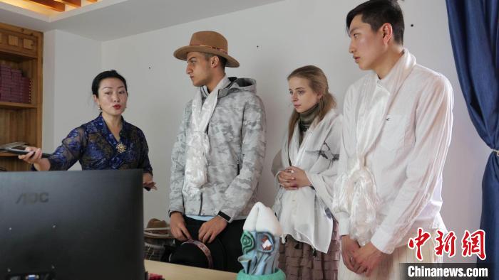 圖為圖為主播白瑪旺姆為留學(xué)生介紹直播流程?！≈x牧 攝