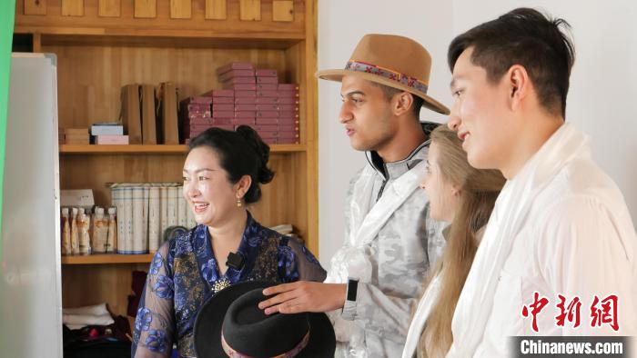 圖為留學(xué)生們正在直播帶貨?！≈x牧 攝