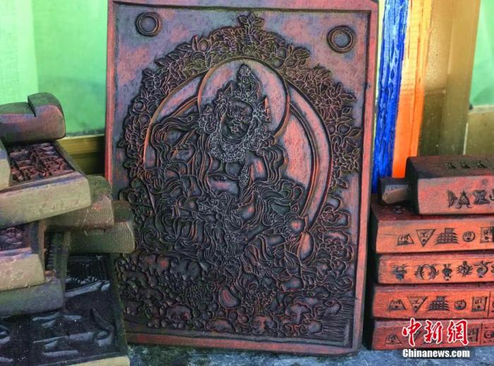 圖為普松雕刻技藝傳承人嘎瑪曲扎創(chuàng)作的雕刻作品。 <a target='_blank' ><p  align=