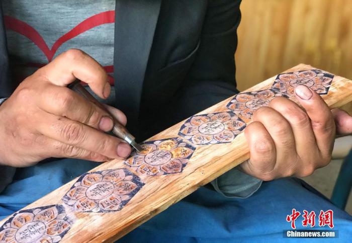 圖為7月14日，普松雕刻技藝傳承人嘎瑪曲扎正在家中進行創(chuàng)作。 <a target='_blank' ><p  align=