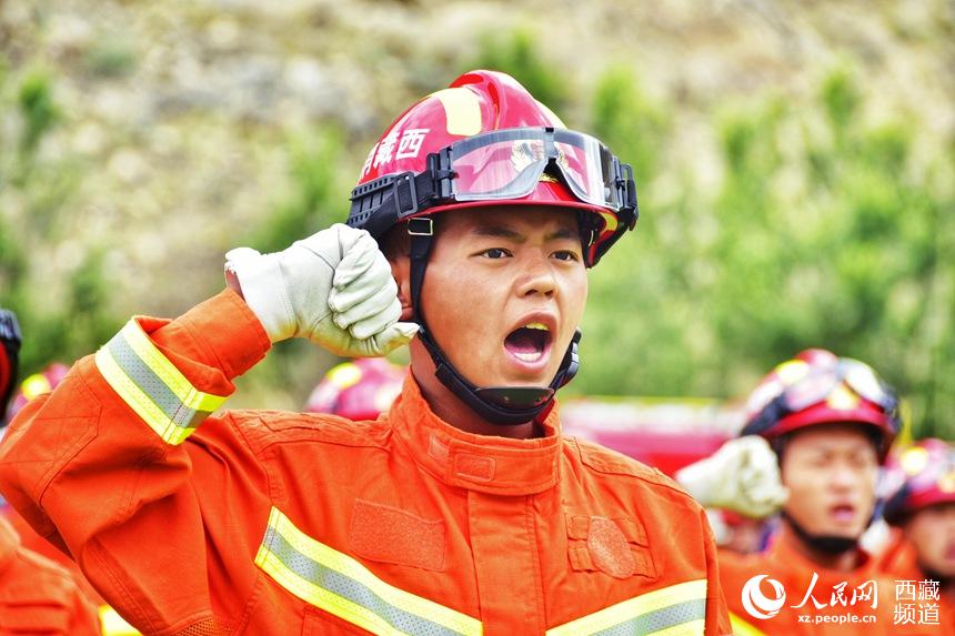 消防指戰(zhàn)員重溫入隊誓詞。人民網(wǎng) 李海霞 攝