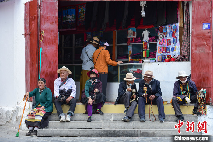 7月24日，轉(zhuǎn)經(jīng)老人在拉薩八廓街上休息。 <a target='_blank' ><p  align=