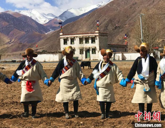 2021年3月，拉薩市德慶村村民在春耕儀式上表演傳統(tǒng)歌舞。　冉文娟 攝