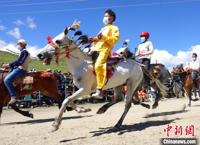 圖為打隆物交會(huì)期間舉辦的賽馬活動(dòng)?！∪轿木?攝