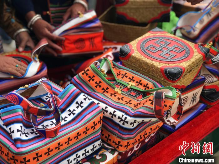 圖為打隆物交會(huì)上售賣(mài)的民族手工藝品?！∪轿木?攝