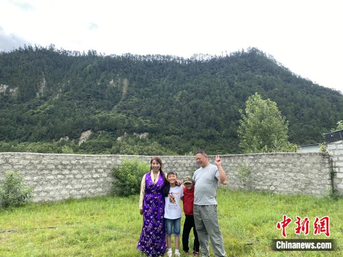 周勁名一家。彭寧鈴 攝