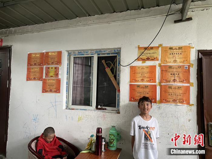 周勁名的大女兒和她獲得的獎(jiǎng)狀。彭寧鈴 攝