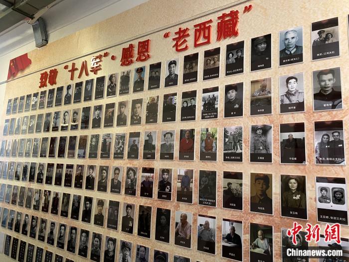 紅樓內(nèi)的展示墻。彭寧鈴 攝