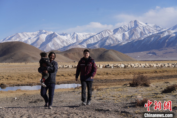 資料圖為4月29日，王克明在西藏自治區(qū)阿里地區(qū)噶爾縣義診。 <a target='_blank' ><p  align=