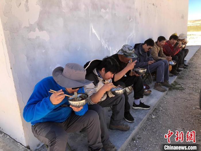 科考隊員在高原湖泊岸邊進餐?！?lt;a target='_blank' ><p  align=