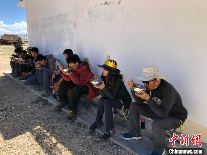 科考隊員在高原湖泊岸邊進餐?！?lt;a target='_blank' ><p  align=