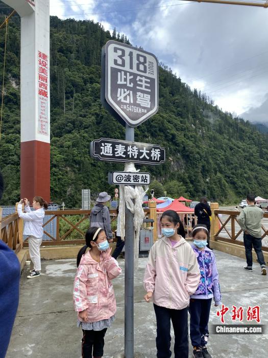 游人在通麥特大橋拍照打卡。彭寧鈴 攝