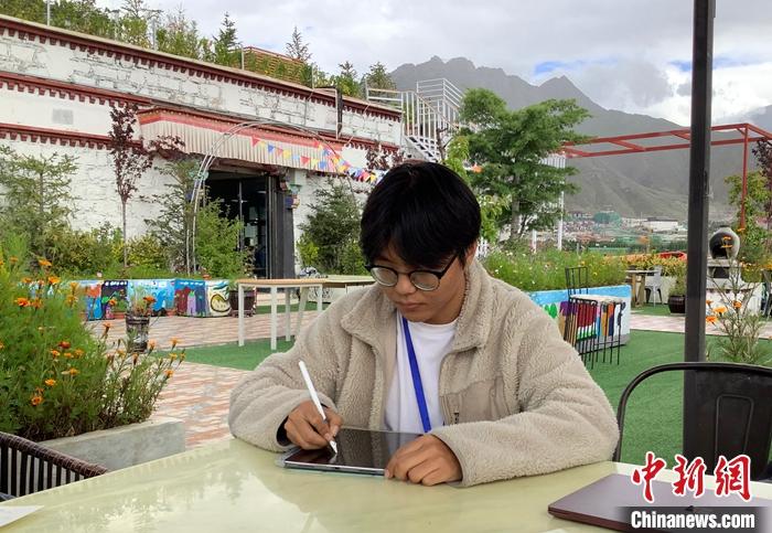 “Z世代”旦真旺加認(rèn)為，拉薩是一座開放與包容的城市，記憶中的拉薩是彩色的。2021年，旦真旺加從浙江大學(xué)漢語言文學(xué)專業(yè)畢業(yè)后，他選擇回到拉薩，成為一名漢語文實習(xí)助教。圖為8月4日，旦真旺加在課間陪學(xué)生玩耍。 <a target='_blank' ><p  align=