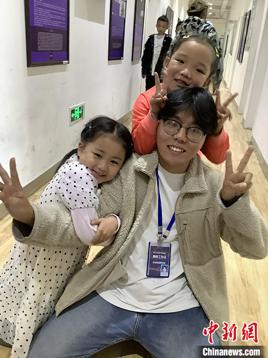 “Z世代”旦真旺加認(rèn)為，拉薩是一座開放與包容的城市，記憶中的拉薩是彩色的。2021年，旦真旺加從浙江大學(xué)漢語言文學(xué)專業(yè)畢業(yè)后，他選擇回到拉薩，成為一名漢語文實習(xí)助教。圖為8月4日，旦真旺加在課間陪學(xué)生玩耍。 <a target='_blank' ><p  align=