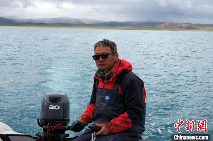 本次科考領(lǐng)隊(duì)、中科院青藏高原所侯居峙研究員駕駛充氣快艇?！?lt;a target='_blank' ><p  align=