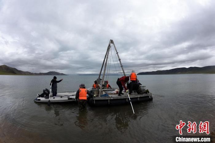 科考隊(duì)員向巴木錯(cuò)湖心進(jìn)發(fā)?！?lt;a target='_blank' ><p  align=