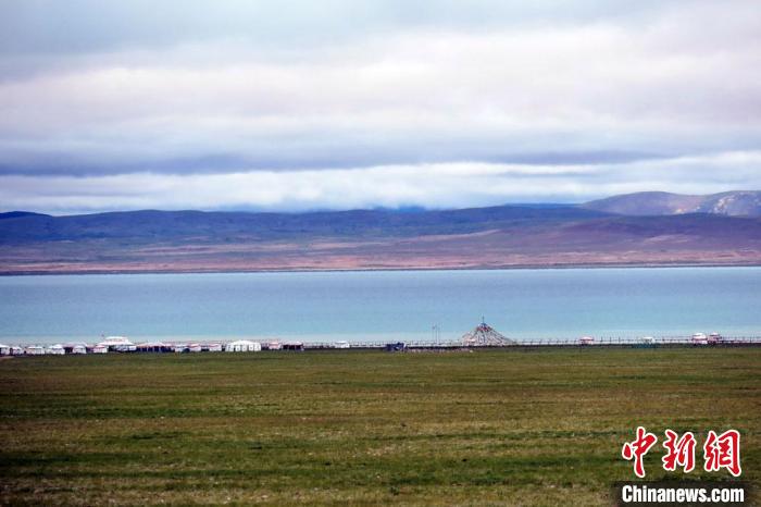 西藏安多縣茲格塘錯岸邊帳篷林立，旅游業(yè)發(fā)展勢頭良好?！?lt;a target='_blank' ></p><p  align=