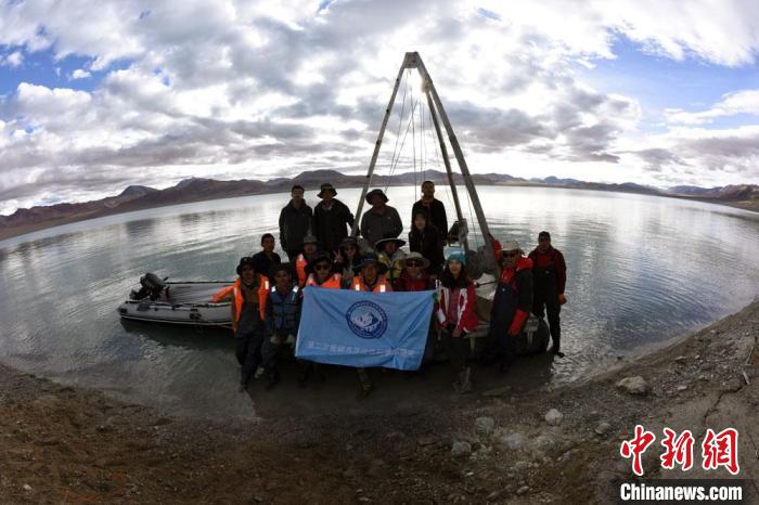 科考隊(duì)員在結(jié)則茶卡湖岸邊合影?！?lt;a target='_blank' ></p><p  align=