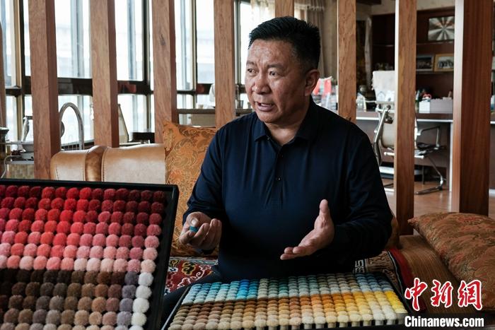 圖為8月4日，次旦展示自己的藏毯標(biāo)準(zhǔn)“色卡”。 <a target='_blank' ><p  align=