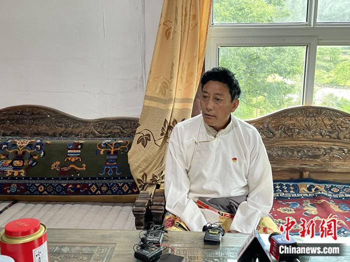 巴卡村黨支部書(shū)記、村委會(huì)主任尼瑪次仁。周璟 攝