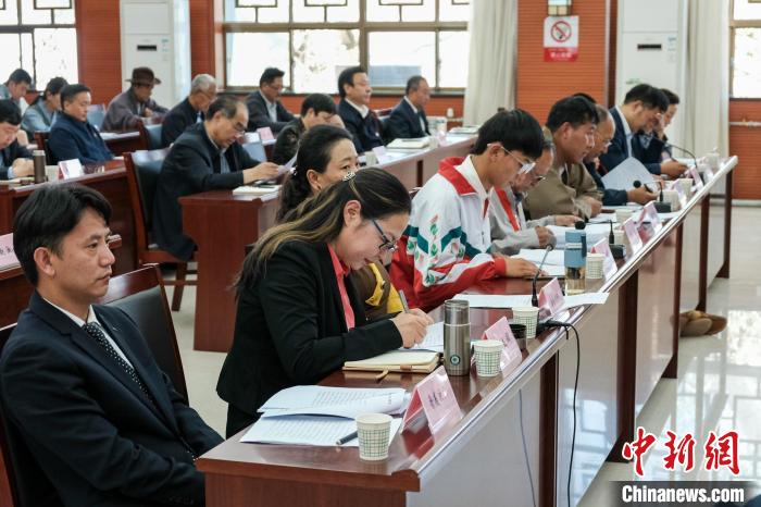 圖為8月10日座談會現(xiàn)場，左一為歸國定居藏胞晉美次旦。　江飛波 攝