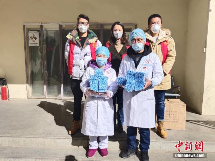 圖后排中間為萍措。(資料圖片) <a target='_blank' ><p  align=