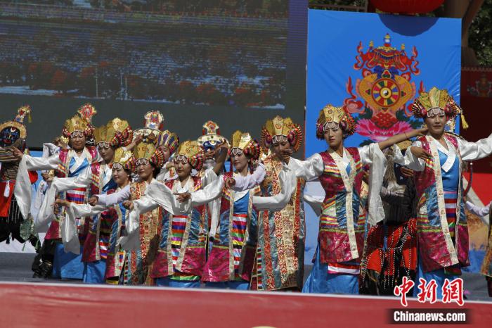 圖為日喀則市一場(chǎng)文藝節(jié)目的藏戲表演(資料圖)。趙朗攝