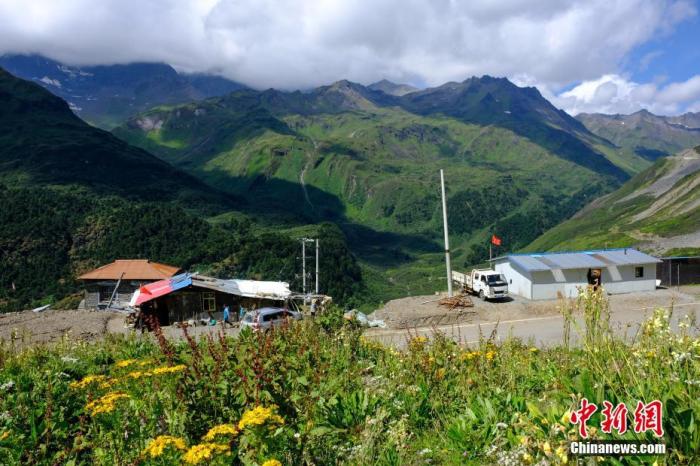 圖為8月6日，玉麥鄉(xiāng)卓嘎、央宗姐妹的牧場(chǎng)風(fēng)光。 <a target='_blank' ><p  align=