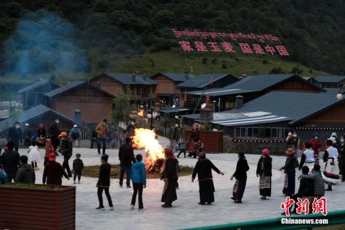 圖為8月5日，玉麥鄉(xiāng)民眾在鄉(xiāng)里跳鍋莊舞，從前的“三人鄉(xiāng)”熱鬧起來了。 <a target='_blank' ></p><p  align=