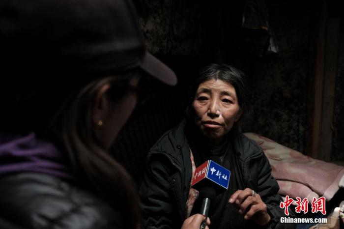 圖為8月6日，卓嘎在牧場小屋內(nèi)接受<a target='_blank' ></p><p  align=