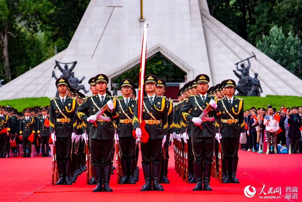 8月19日10時(shí)，慶祝西藏和平解放70周年大會(huì)在拉薩市布達(dá)拉宮廣場(chǎng)隆重舉行。這是大會(huì)舉行升旗儀式。徐馭堯 攝