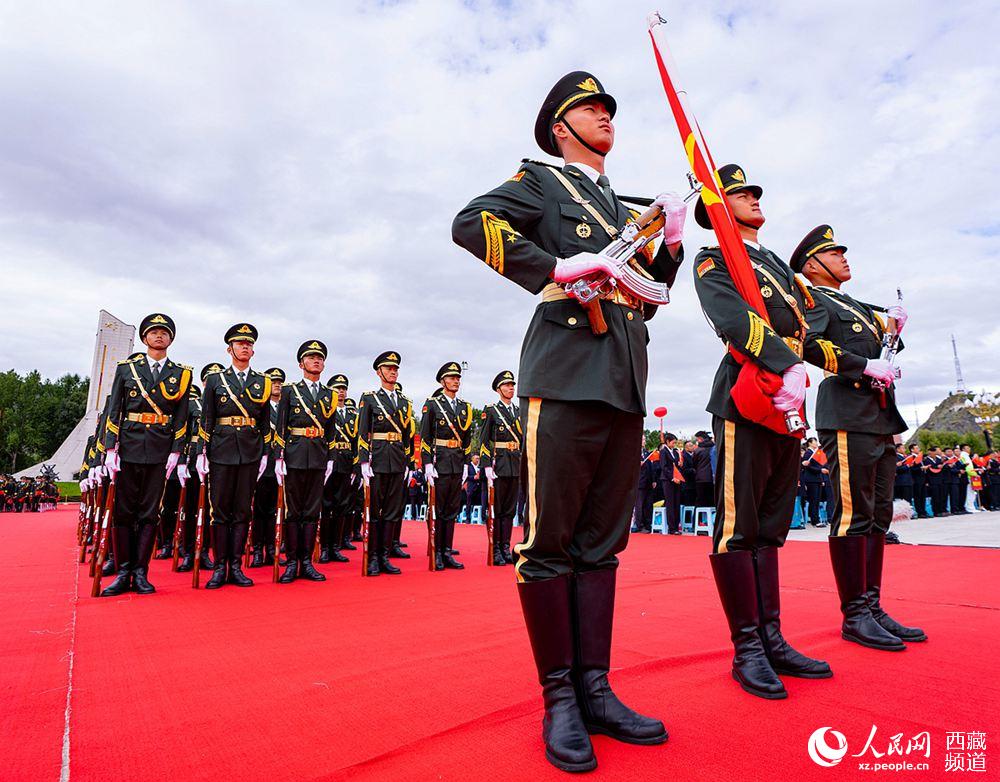 8月19日10時(shí)，慶祝西藏和平解放70周年大會(huì)在拉薩市布達(dá)拉宮廣場(chǎng)隆重舉行。這是大會(huì)舉行升旗儀式。徐馭堯 攝