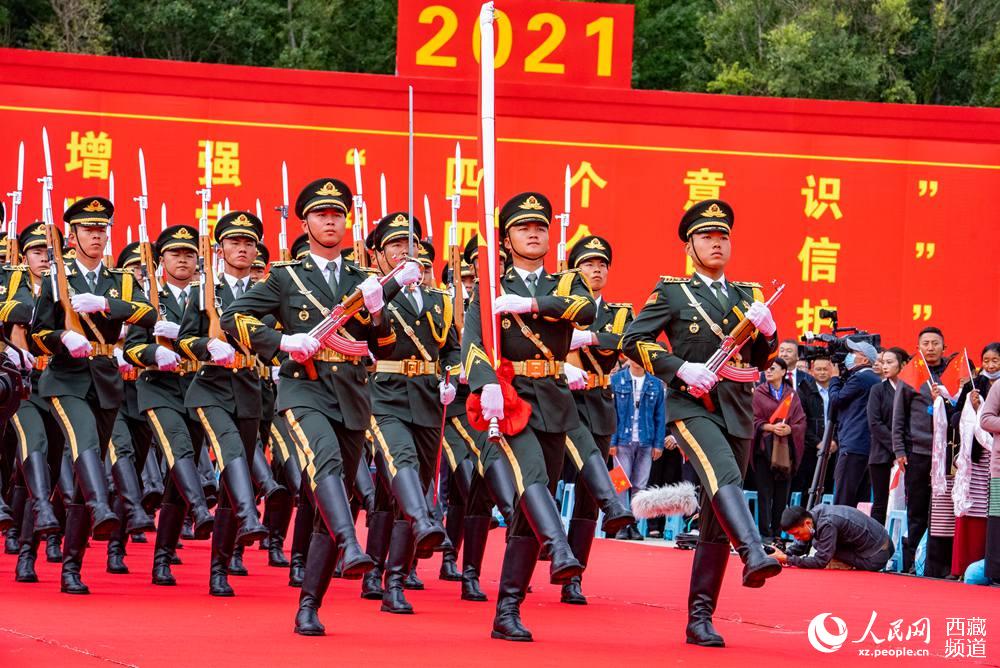 8月19日10時(shí)，慶祝西藏和平解放70周年大會(huì)在拉薩市布達(dá)拉宮廣場(chǎng)隆重舉行。這是大會(huì)舉行升旗儀式。徐馭堯 攝