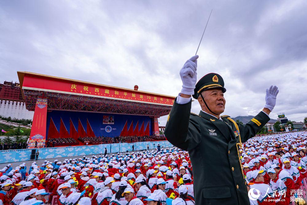8月19日10時(shí)，慶祝西藏和平解放70周年大會(huì)在拉薩市布達(dá)拉宮廣場(chǎng)隆重舉行。徐馭堯 攝