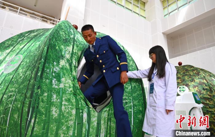 圖為參與完測試，消防員走出高壓氧倉?！≮w朗 攝