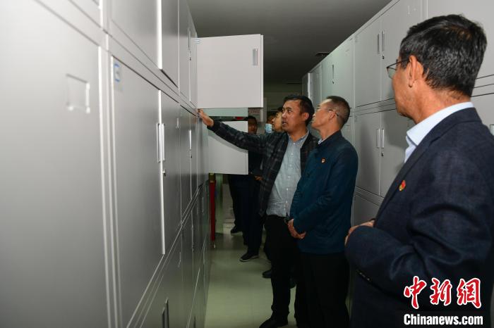 圖為參加西藏三大重點文物保護維修工程檔案移交進館儀式人員參觀拉薩市檔案館。　貢嘎來松 攝