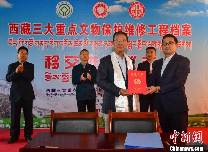 圖為西藏三大重點文物保護維修工程檔案移交進館儀式現(xiàn)場?！∝暩聛硭?攝