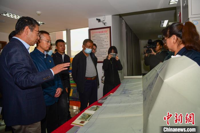 圖為參加西藏三大重點文物保護維修工程檔案移交進館儀式人員參觀布達拉宮手繪圖紙?！∝暩聛硭?攝