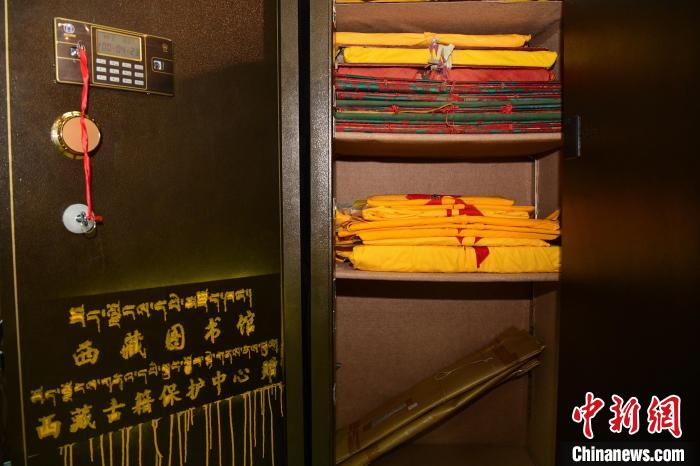 圖為拉薩市檔案館里收藏的藏文古籍?！∝暩聛硭?攝