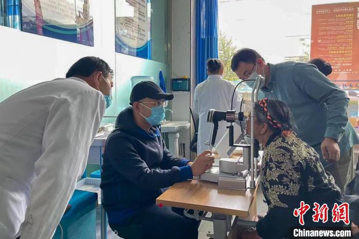 圖為9月10日，專家在日喀則藏康醫(yī)院開展義診活動。　梁雅琪 攝