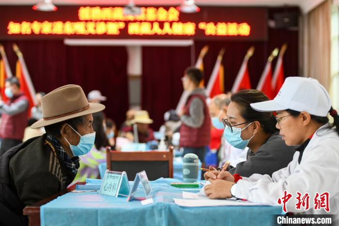 圖為9月11日，西藏日喀則桑珠孜區(qū)東嘎鄉(xiāng)義診現(xiàn)場(chǎng)?！〗w波 攝