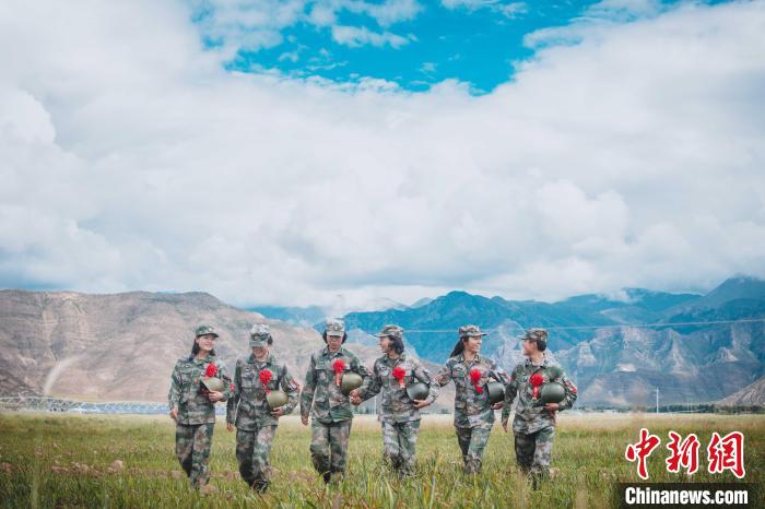 圖為身戴“首跳光榮”大紅花的女兵?！⊥跏鰱| 攝