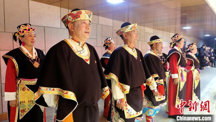 圖為西藏老年舞蹈隊(duì)在后臺準(zhǔn)備上場。　貢桑拉姆 攝