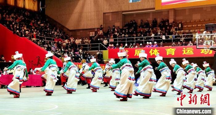 圖為西藏老年舞蹈隊(duì)齊跳傳統(tǒng)鍋莊舞?！∝暽＠?攝