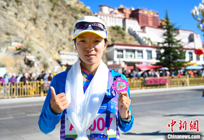 圖為女子半程馬拉松冠軍次仁措姆。 <a target='_blank' ><p  align=