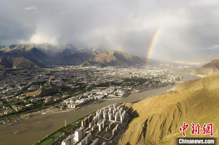 圖為海拔3600多米的高原城市拉薩迎來(lái)雨后彩虹。(資料圖) 江飛波 攝