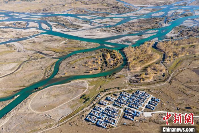 圖為10月16日，航拍高原河流拉薩河辮狀水系和河畔村莊，一派和諧景象?！〗w波 攝