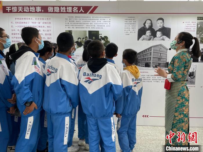 圖為學(xué)生正在聽(tīng)講解員講解?！≈x牧 攝